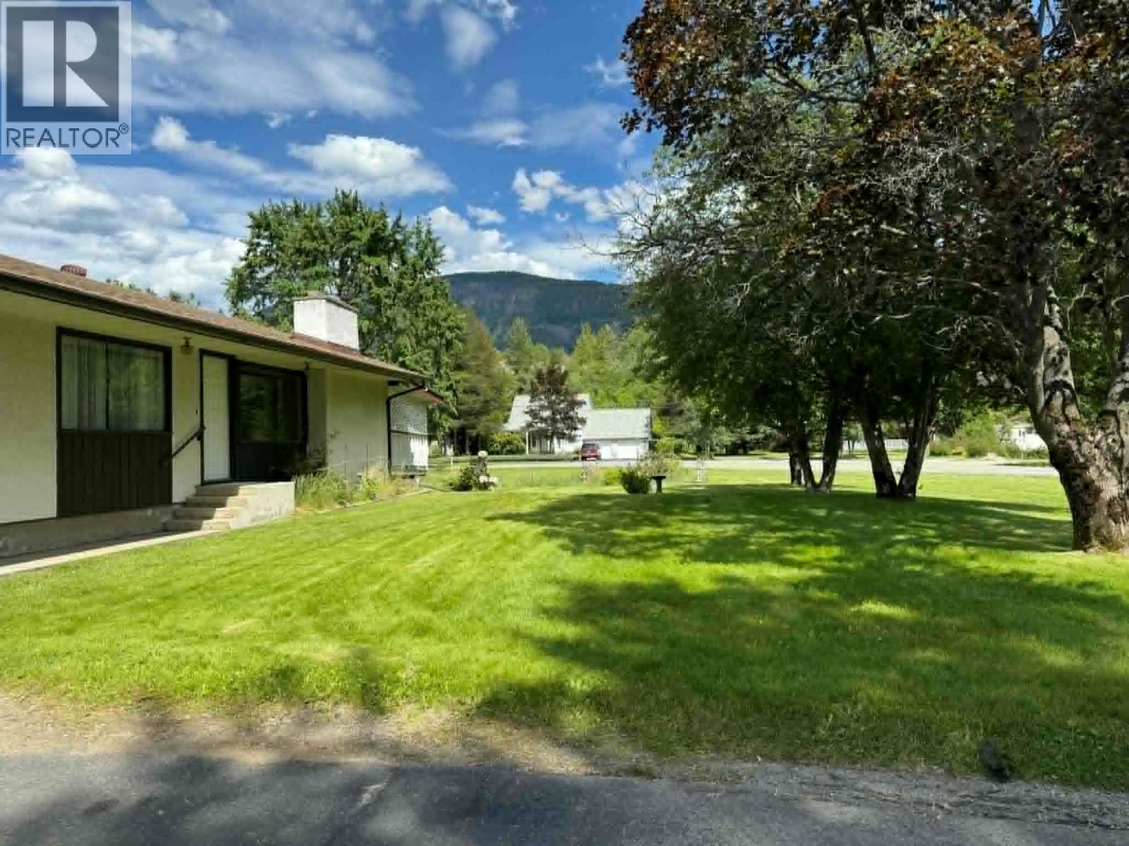 1003 Bridgeview Crescent, Castlegar, British Columbia  V1N 4K9 - Photo 3 - 10390871