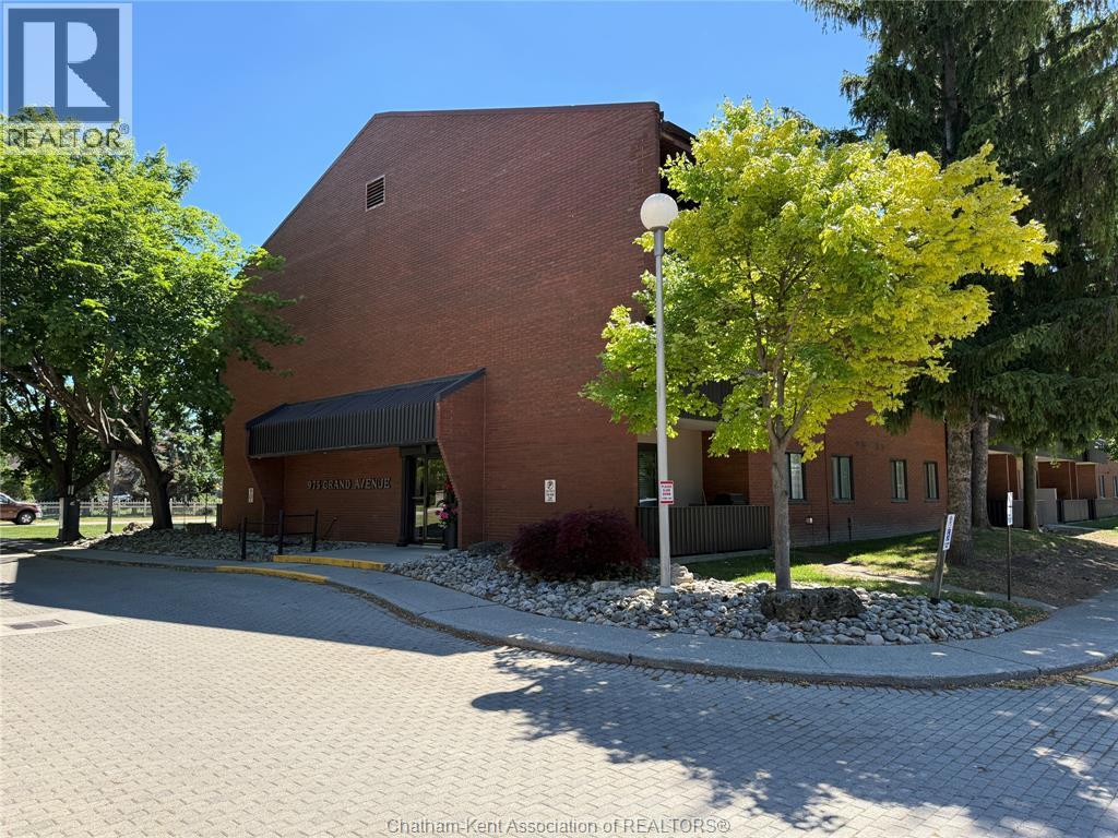 MLS# 26008710: 975 Grand AVENUE West Unit# 304, Chatham, Canada