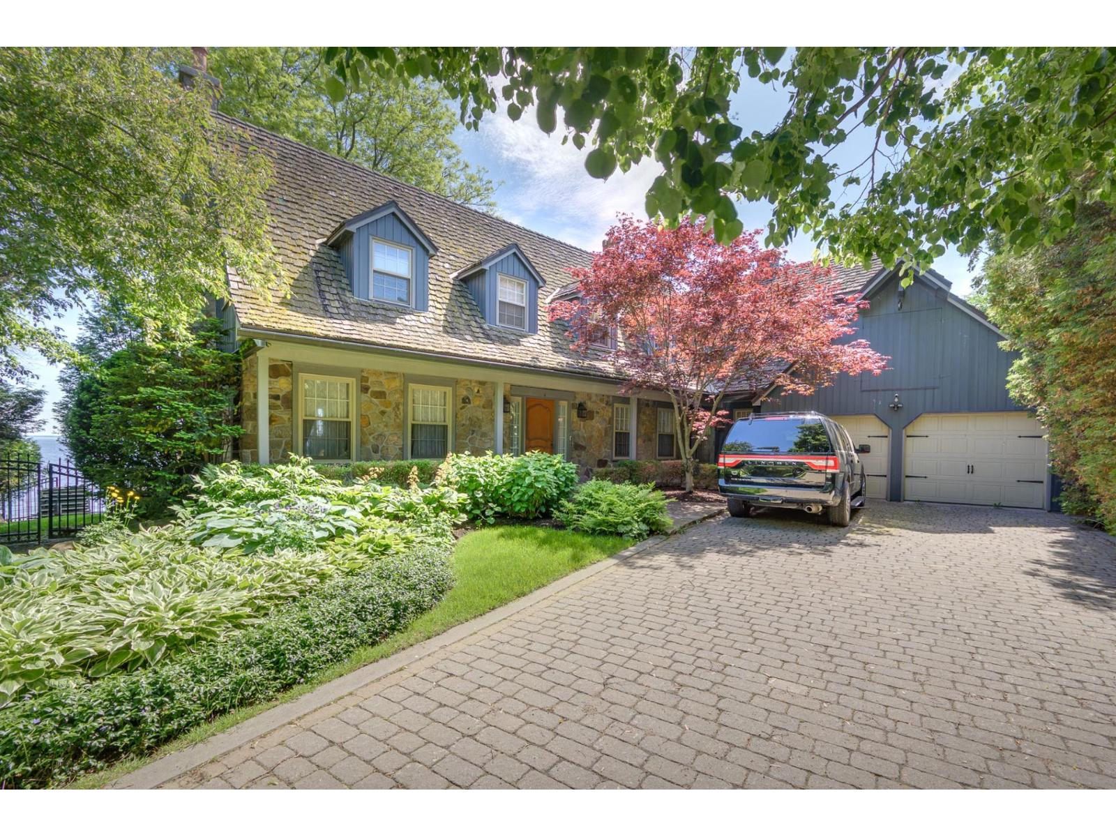 4 Garrison Lane Beaconsfield Quebec Canada H9W5C2 3