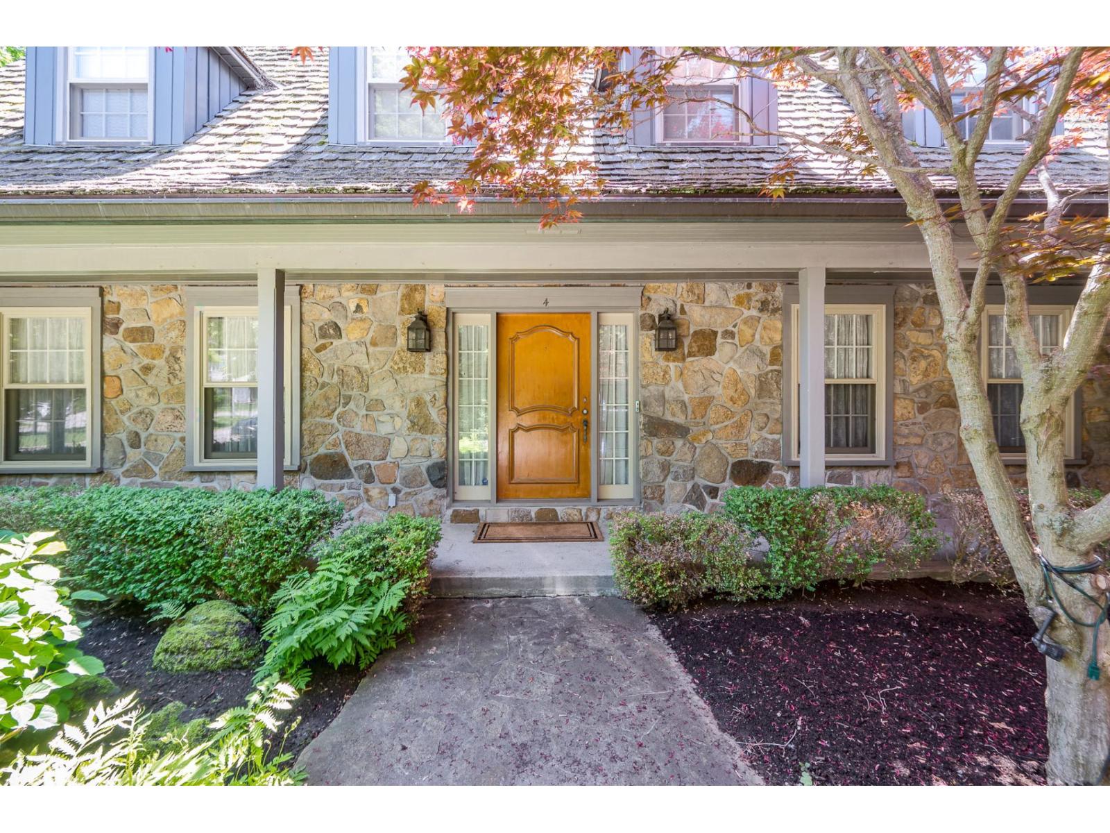 4 Garrison Lane Beaconsfield Quebec Canada H9W5C2 4