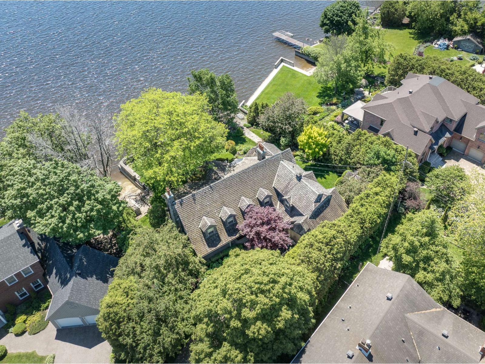 4 Garrison Lane Beaconsfield Quebec Canada H9W5C2 5