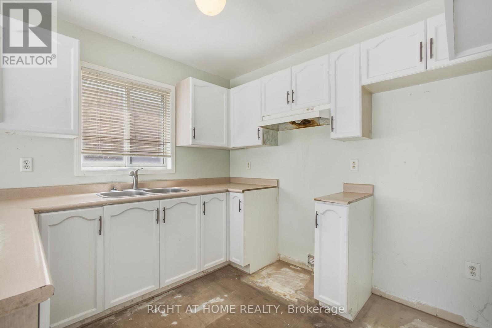 51 Leggott Avenue, Barrie, Ontario  L4N 8B1 - Photo 11 - S13439818