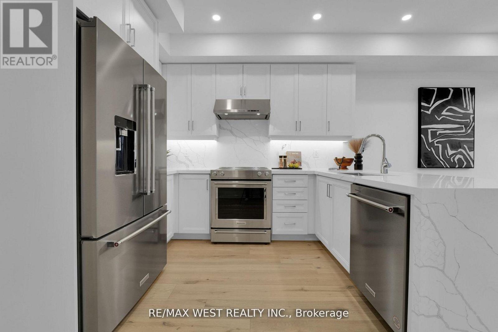 Upper - 521 St Johns Road, Toronto, Ontario  M6S 2L7 - Photo 10 - W13439854