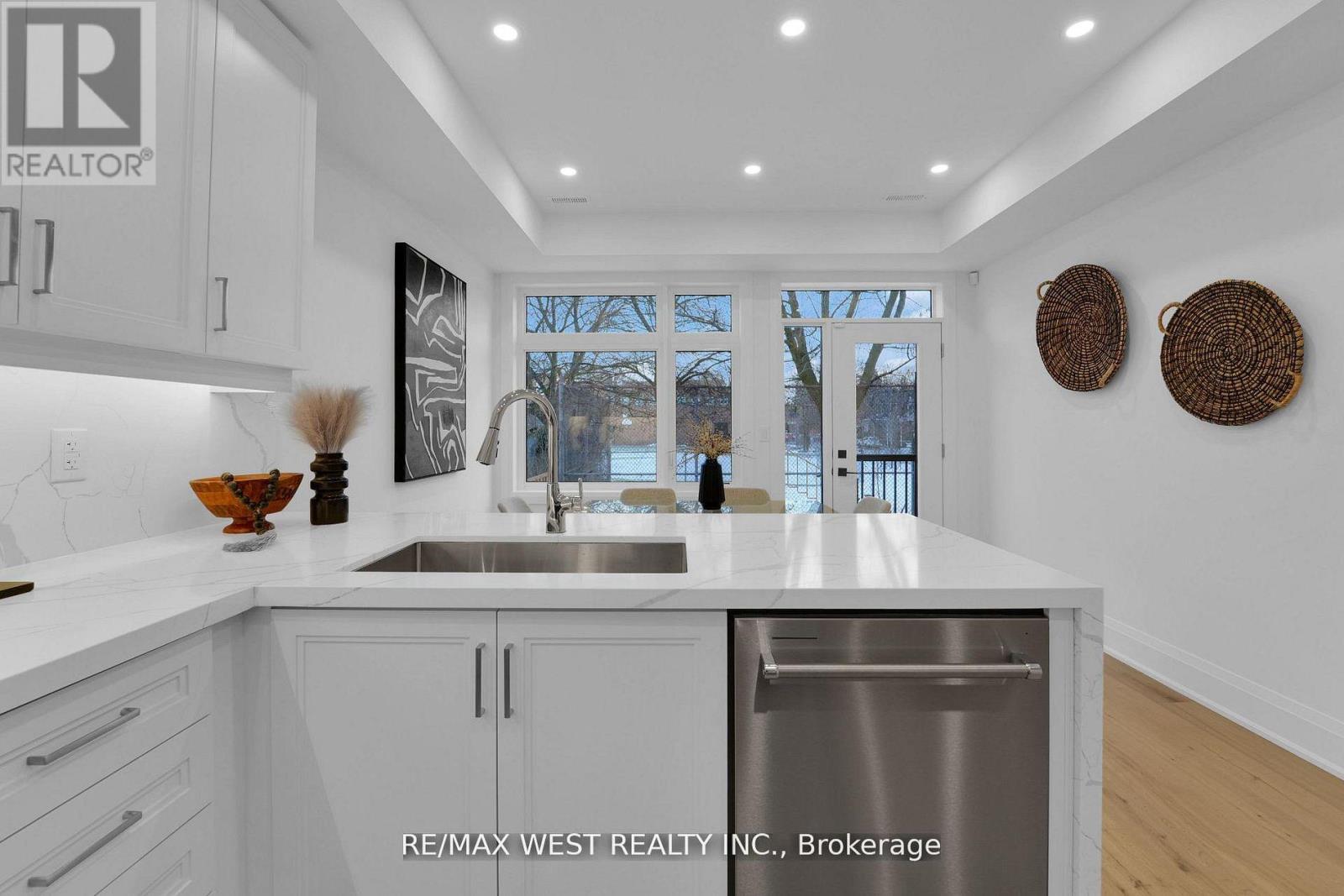 Upper - 521 St Johns Road, Toronto, Ontario  M6S 2L7 - Photo 11 - W13439854