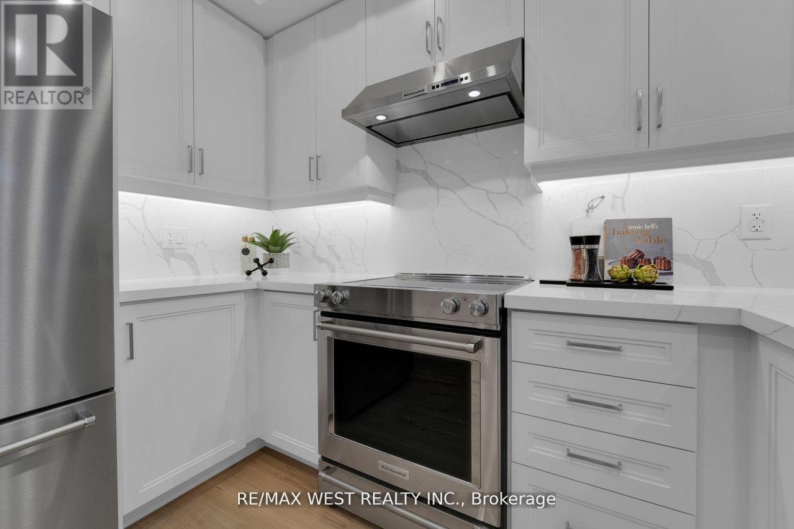 Upper - 521 St Johns Road, Toronto, Ontario  M6S 2L7 - Photo 12 - W13439854