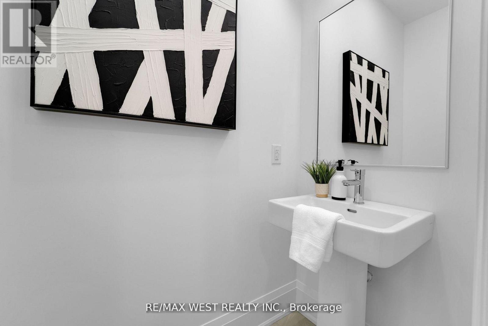 Upper - 521 St Johns Road, Toronto, Ontario  M6S 2L7 - Photo 16 - W13439854