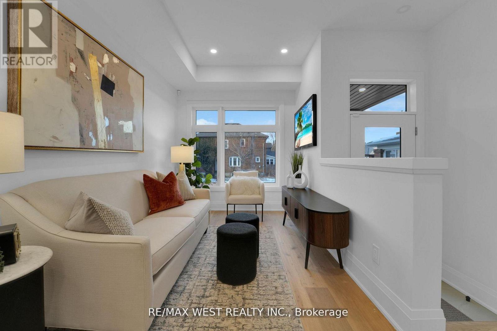 Upper - 521 St Johns Road, Toronto, Ontario  M6S 2L7 - Photo 2 - W13439854