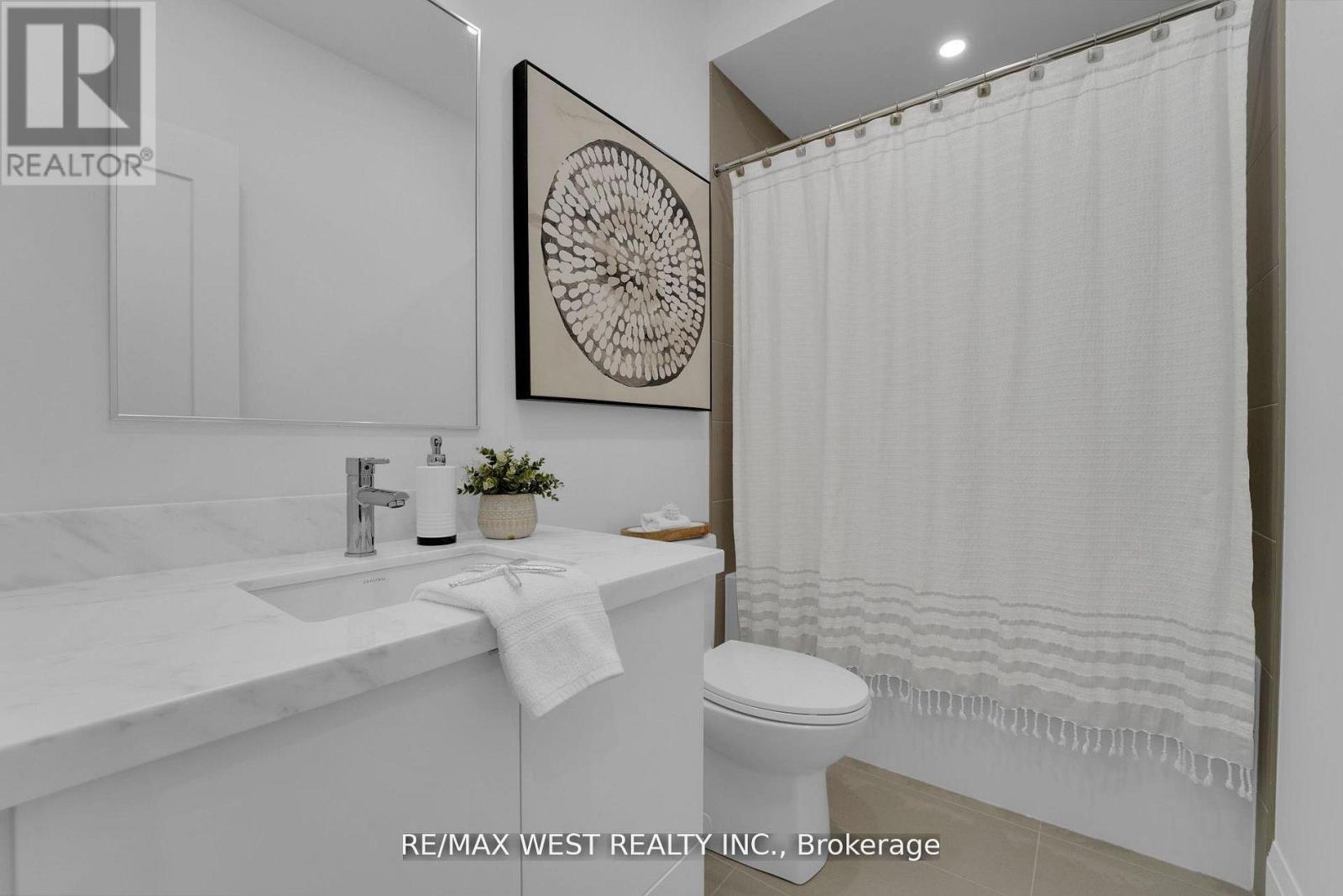 Upper - 521 St Johns Road, Toronto, Ontario  M6S 2L7 - Photo 24 - W13439854