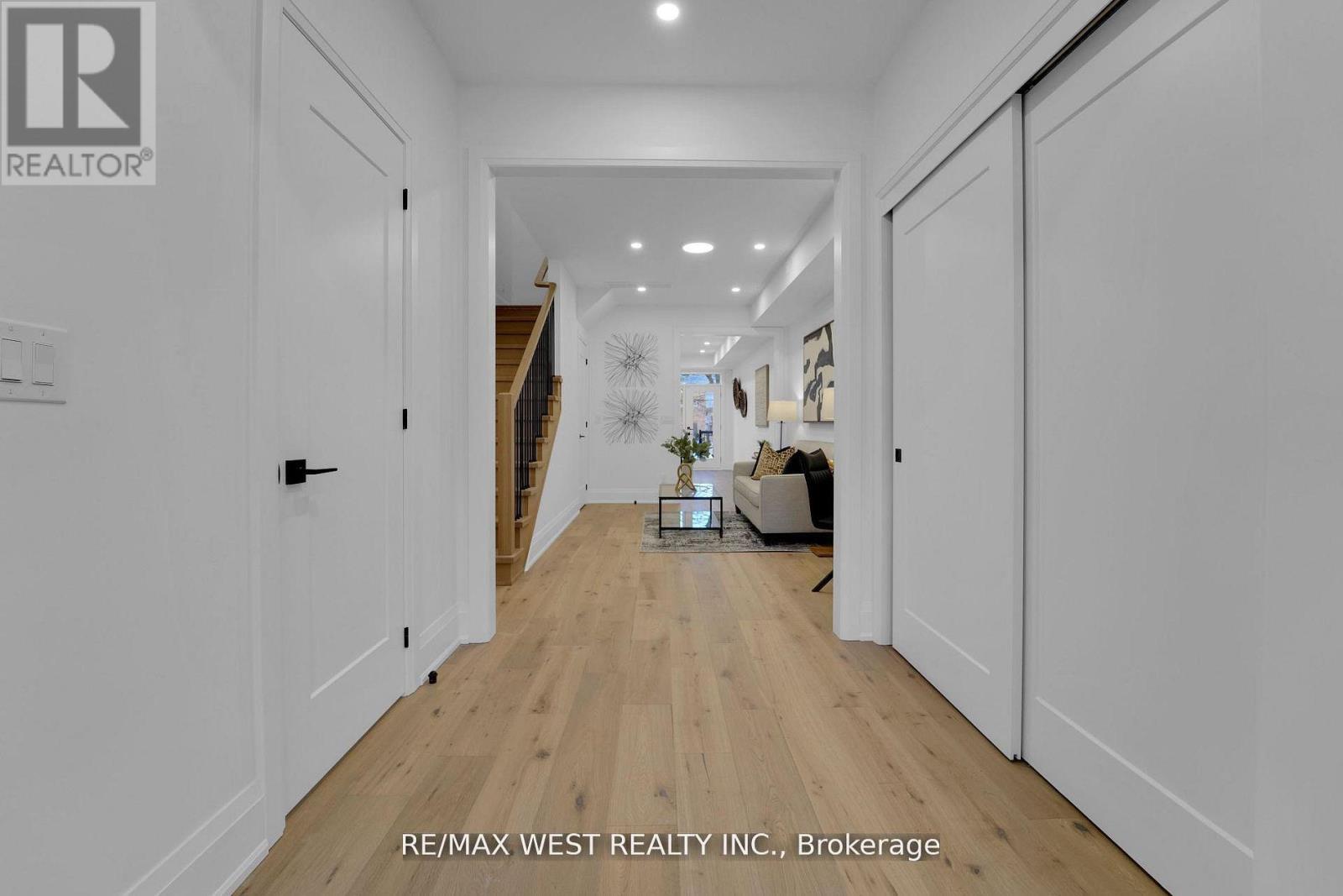 Upper - 521 St Johns Road, Toronto, Ontario  M6S 2L7 - Photo 4 - W13439854