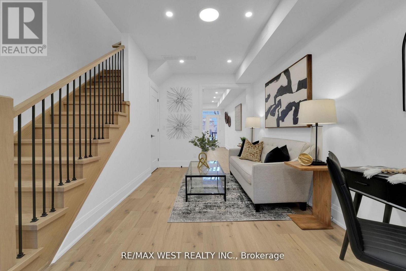 Upper - 521 St Johns Road, Toronto, Ontario  M6S 2L7 - Photo 5 - W13439854