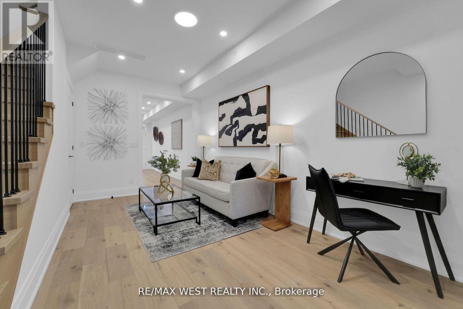 Upper - 521 St Johns Road, Toronto, Ontario  M6S 2L7 - Photo 6 - W13439854