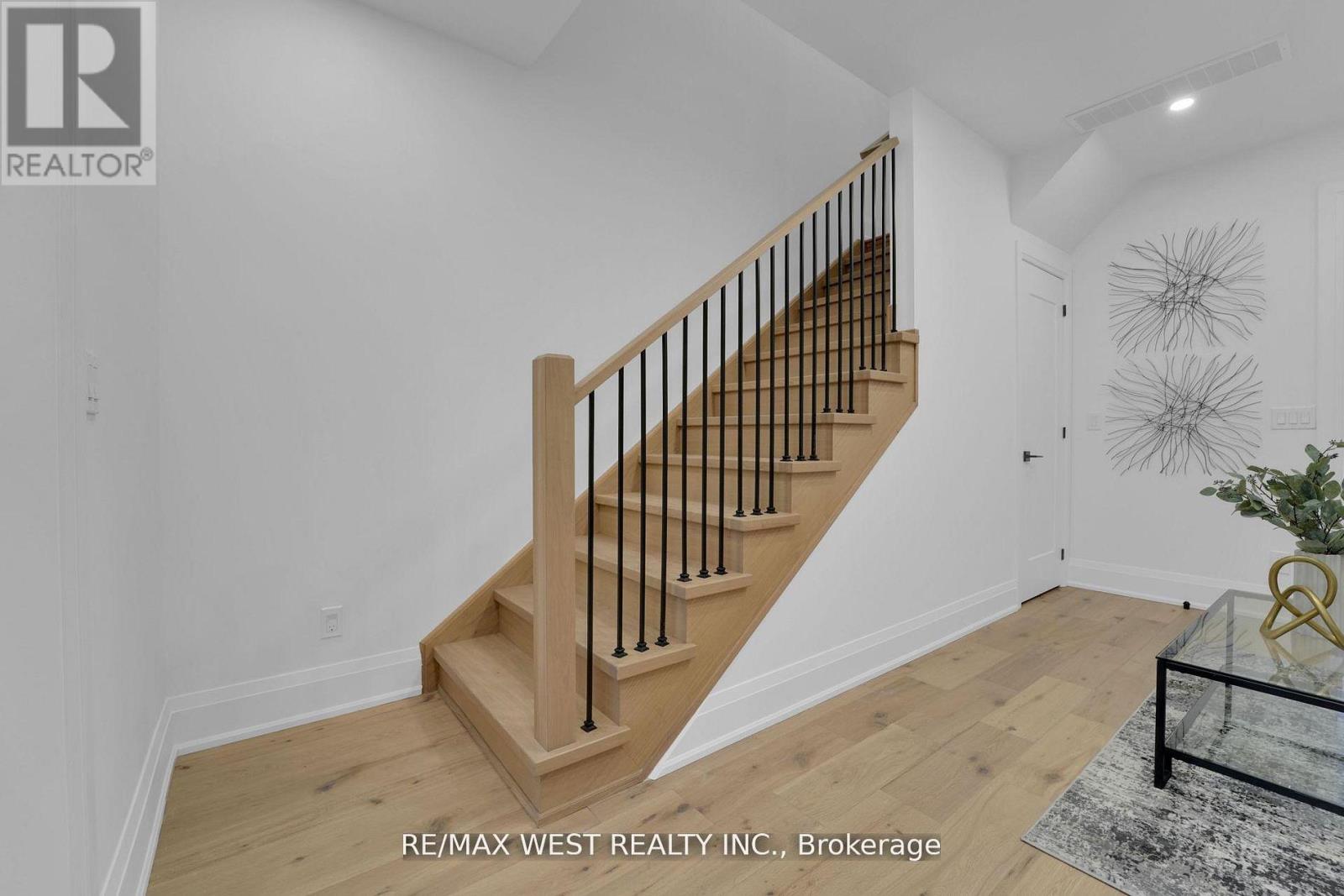 Upper - 521 St Johns Road, Toronto, Ontario  M6S 2L7 - Photo 7 - W13439854