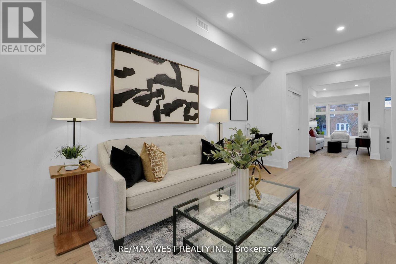 Upper - 521 St Johns Road, Toronto, Ontario  M6S 2L7 - Photo 8 - W13439854