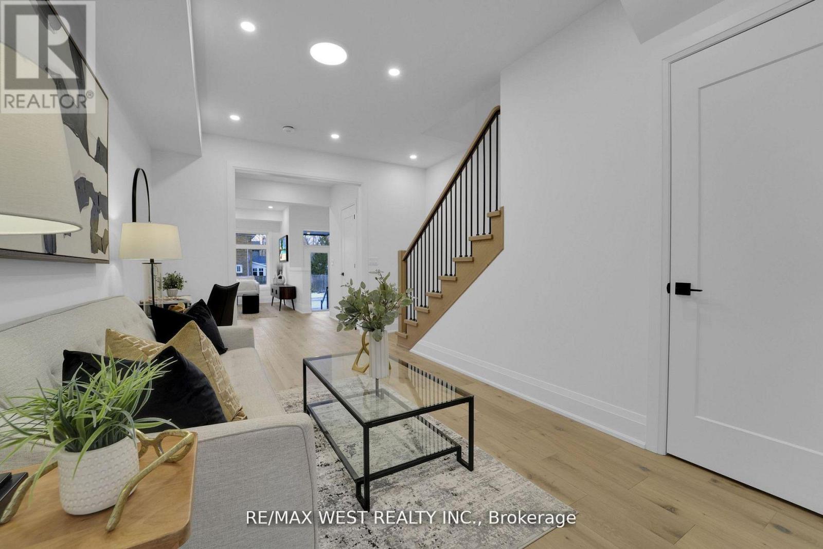 Upper - 521 St Johns Road, Toronto, Ontario  M6S 2L7 - Photo 9 - W13439854