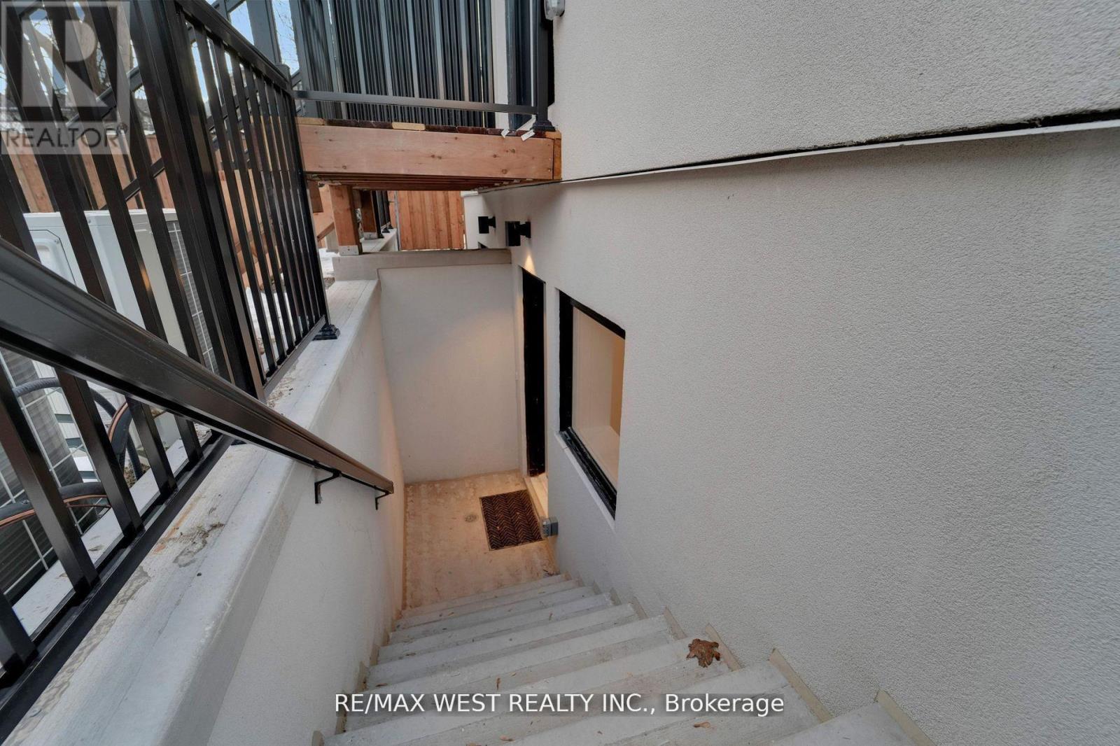 Lower - 521 St Johns Road, Toronto, Ontario  M6S 2L7 - Photo 2 - W13439860