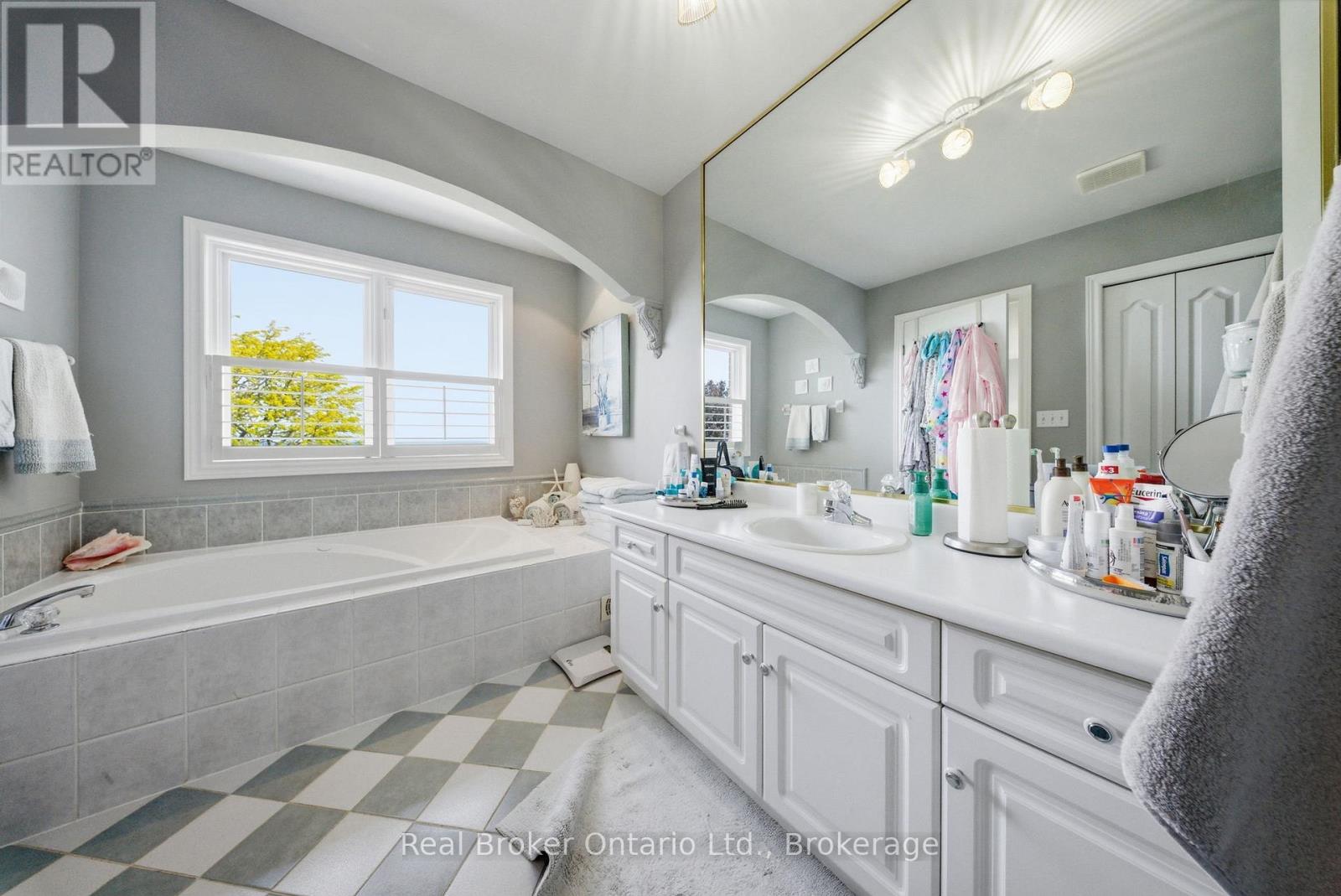 23 Edgewater Drive, Hamilton, Ontario  L8E 4Z2 - Photo 15 - X13440118