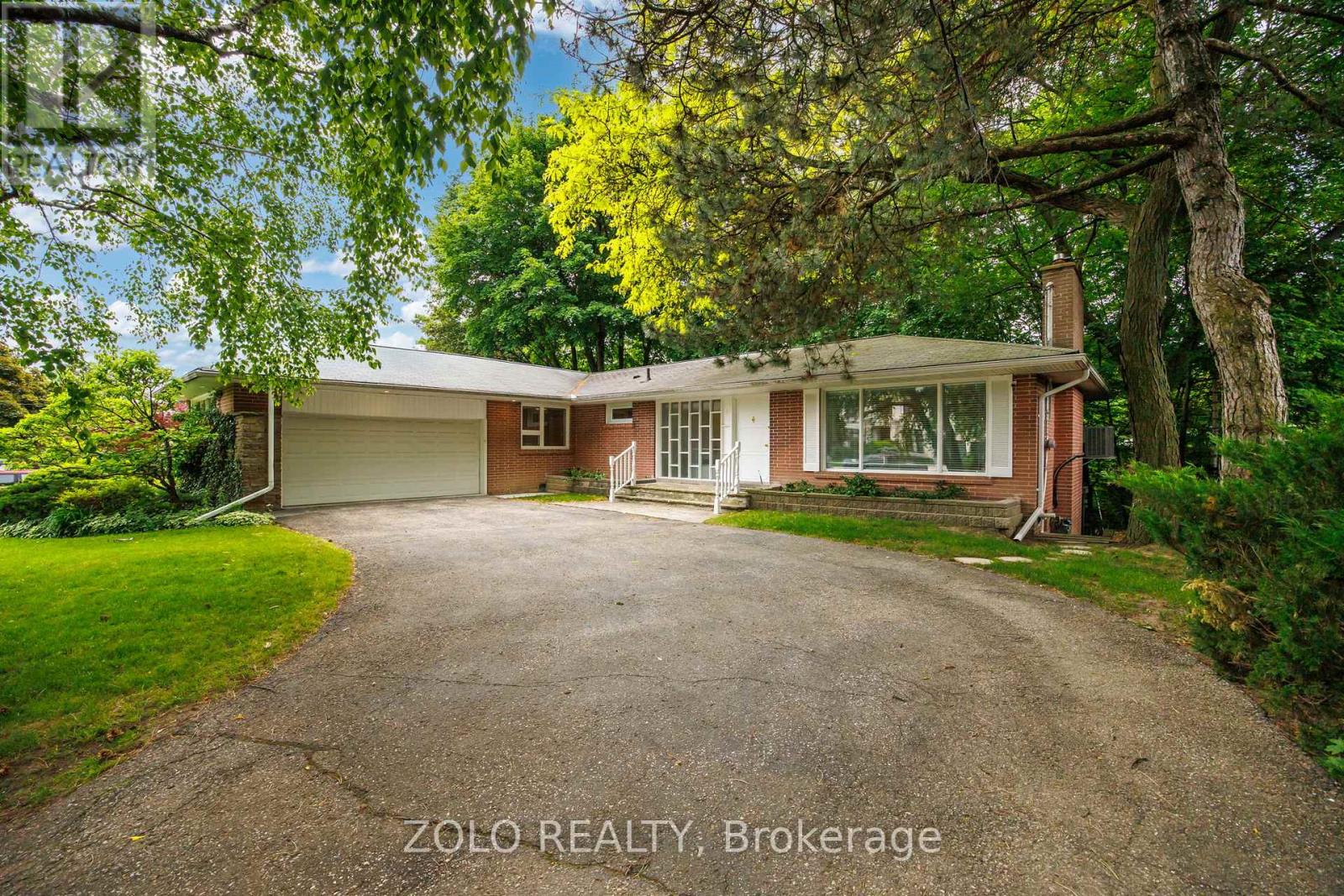 <div class="slider-price">$2,187,000</div><p>17 Hi Mount Drive, Toronto, Ontario</p>
