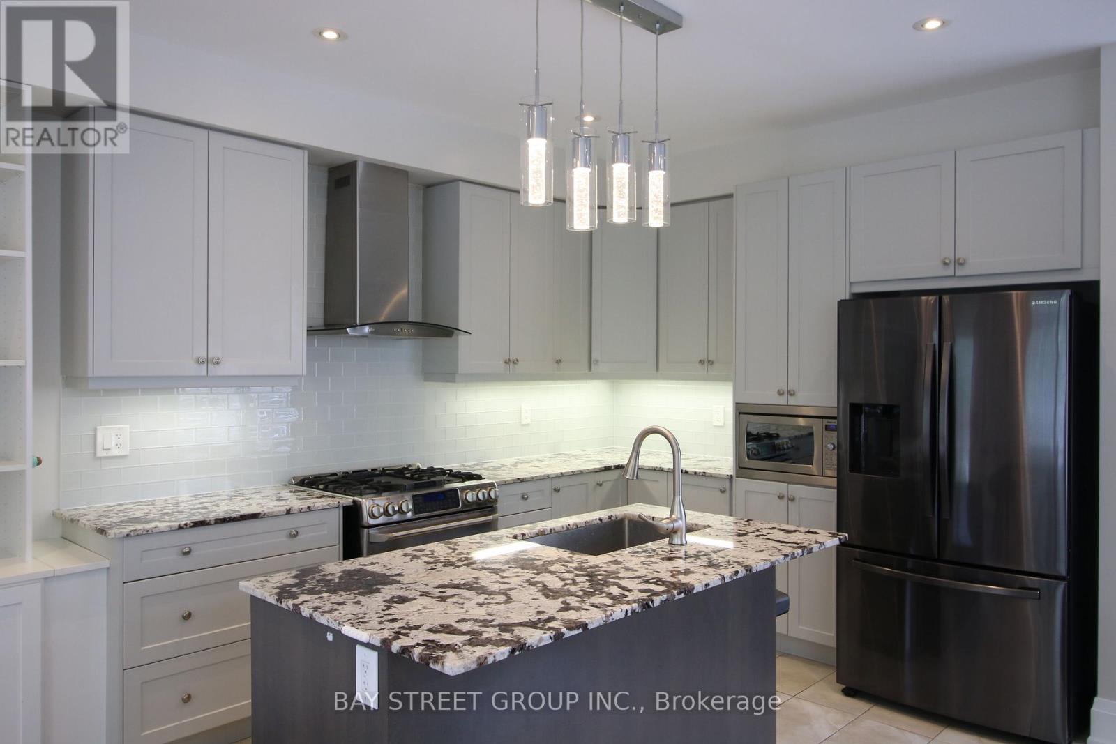 12 Sombrero Lane, Richmond Hill, Ontario  L4C 6E5 - Photo 7 - N13429726
