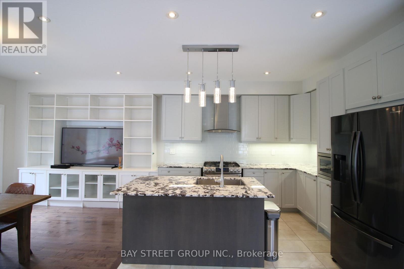 12 Sombrero Lane, Richmond Hill, Ontario  L4C 6E5 - Photo 6 - N13429726