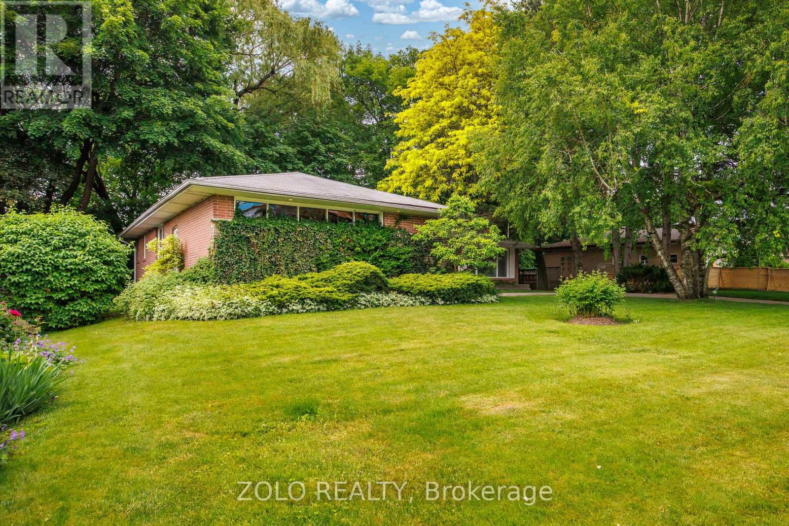 17 Hi Mount Drive, Toronto, Ontario  M2K 1X3 - Photo 4 - C13440304