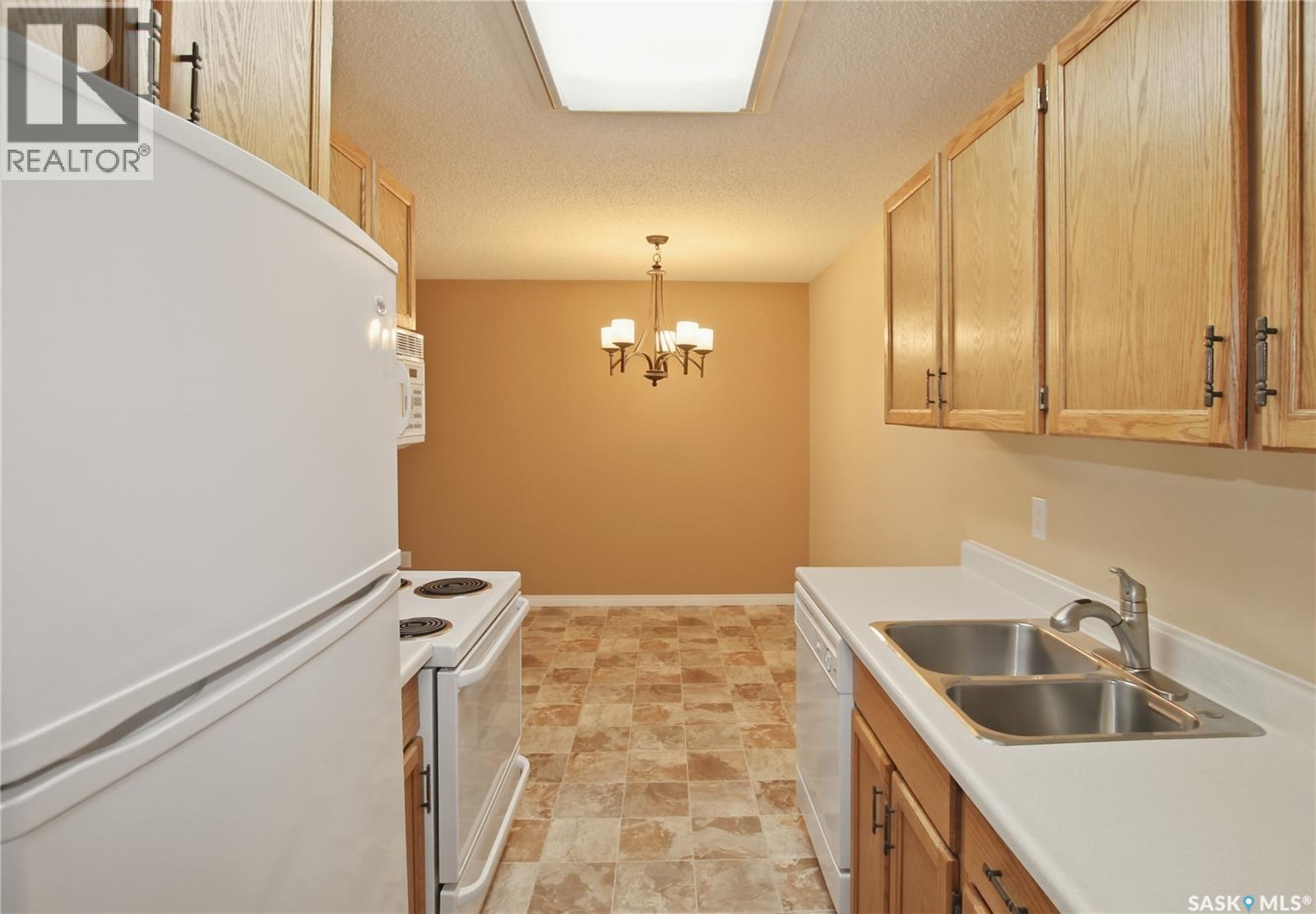 205 1130 9th Avenue Ne, Swift Current, Saskatchewan S9H 2S9 - Photo 3 - SK039196