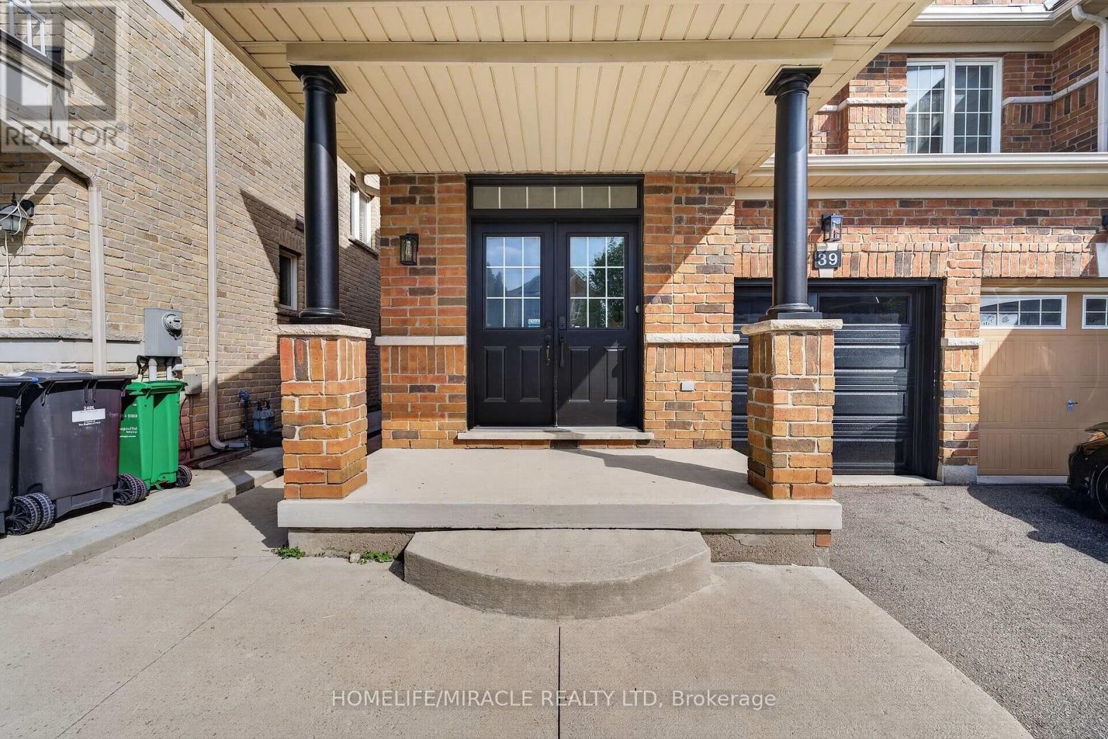 39 Matthew Harrison Street, Brampton, Ontario  L6P 3H3 - Photo 2 - W13439406