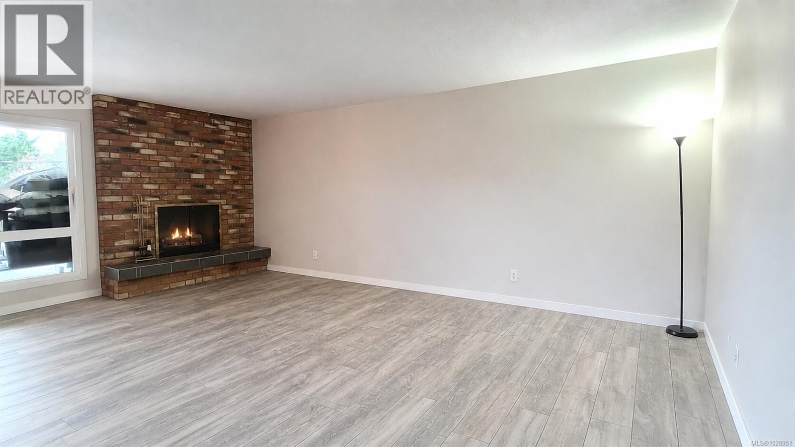 202 1725 Cedar Hill Cross Rd, Saanich, British Columbia  V8P 2P8 - Photo 2 - 1028951