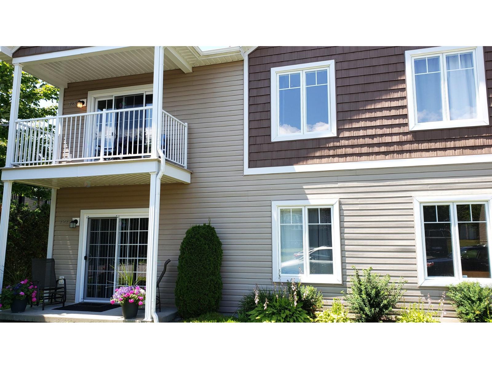 721-727 Rue des Grands-Vents Magog Quebec Canada J1X0N8 4