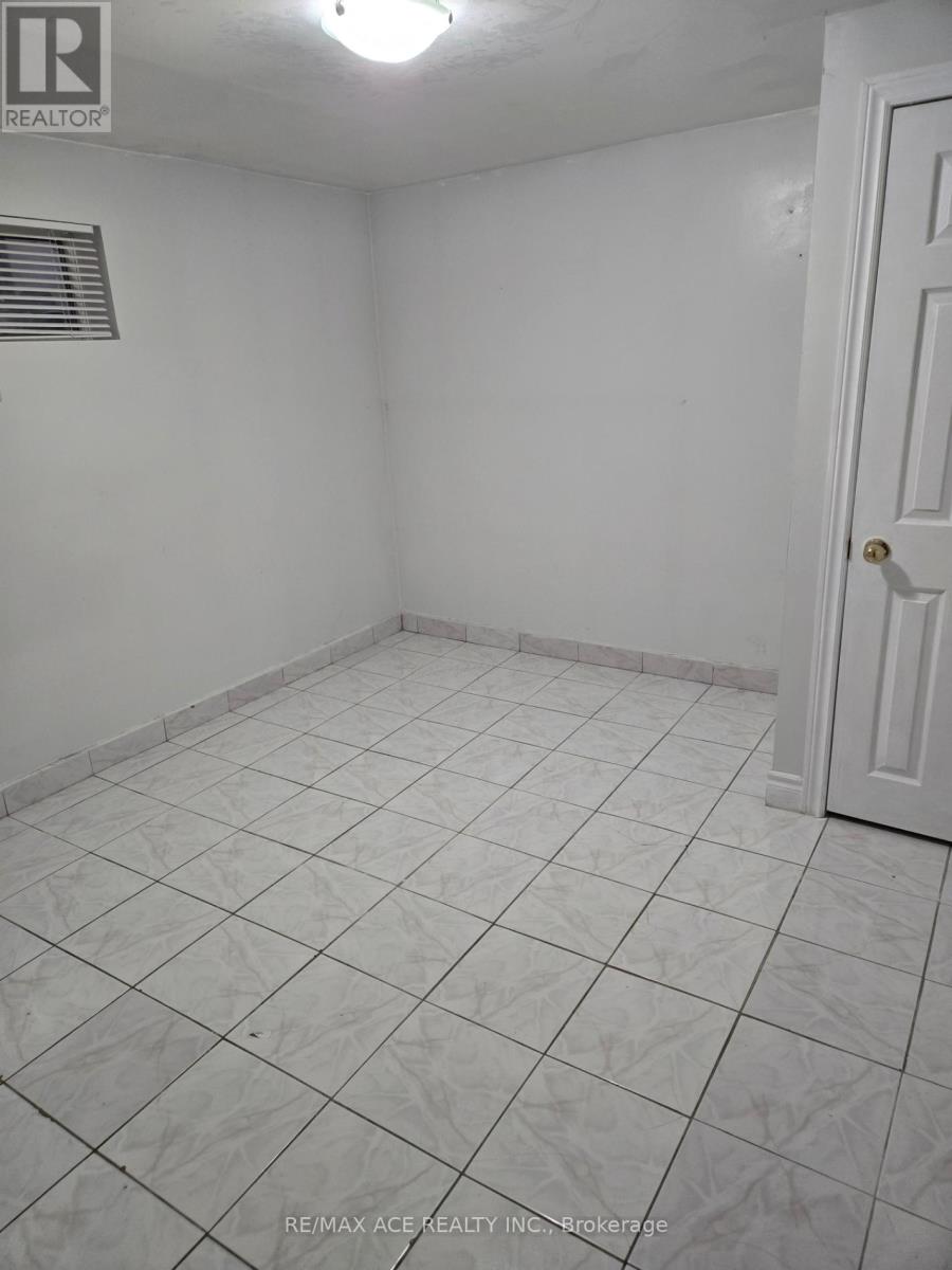 Bsmt - 45 Wheelwright Crescent, Toronto, Ontario M3N 1V2 - Photo 7 - W13440542
