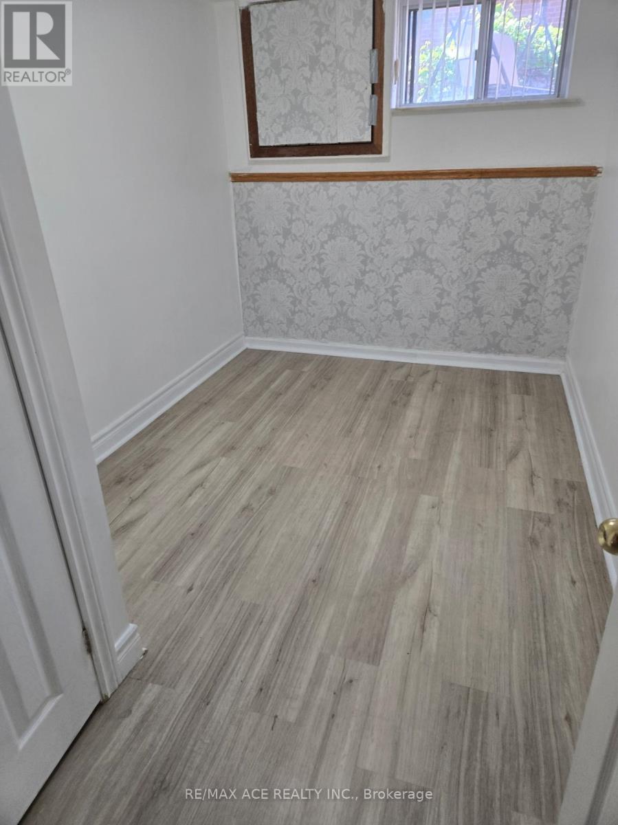 Bsmt - 45 Wheelwright Crescent, Toronto, Ontario M3N 1V2 - Photo 9 - W13440542