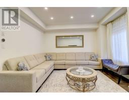 38 HALLMARK WAY, Whitby, Ontario
