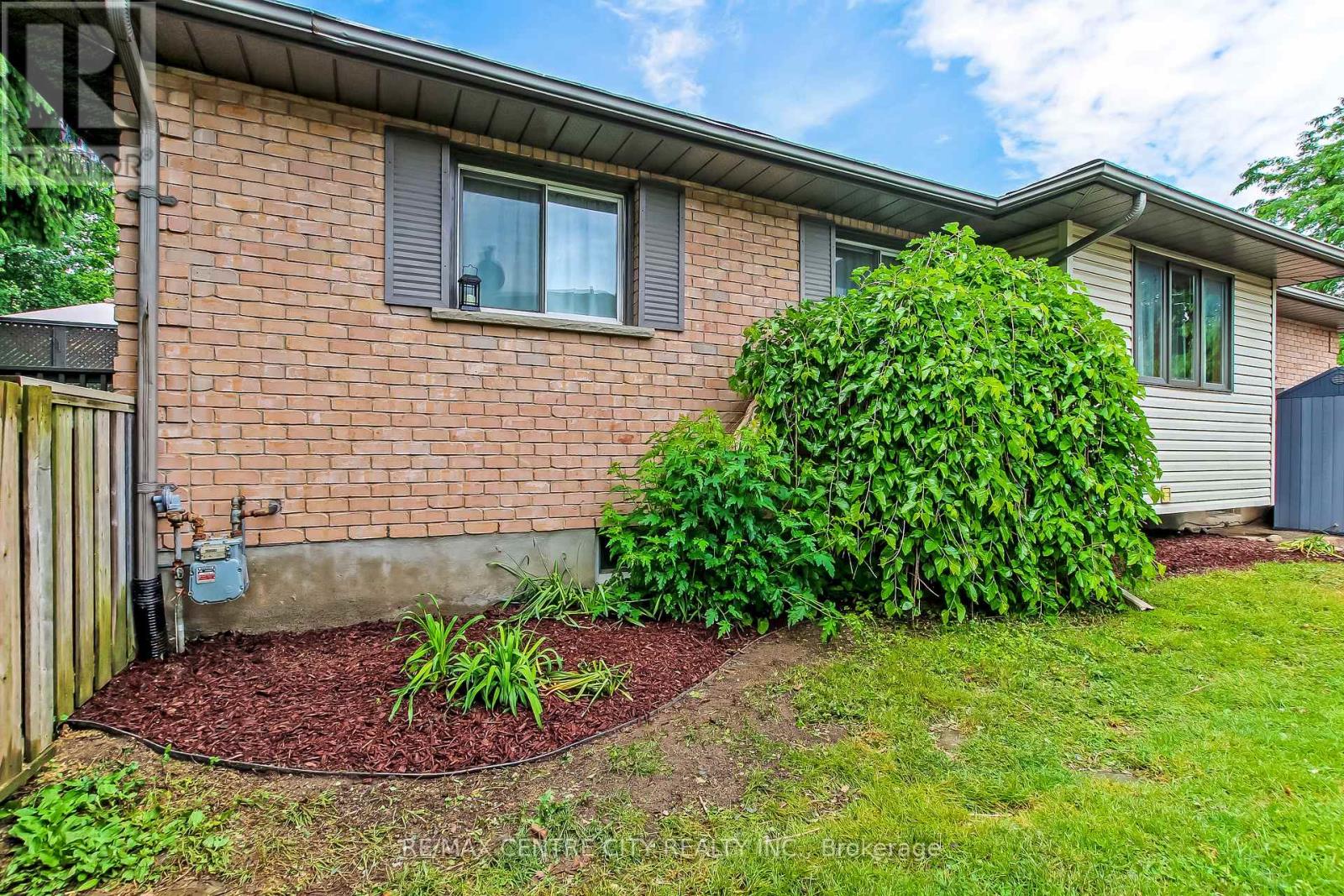 11 Willow Street, St. Thomas, Ontario  N5R 5Z7 - Photo 2 - X13234674