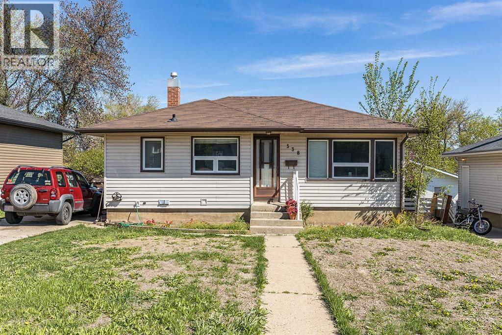 538 6 Street Sw, Medicine Hat, Alberta  T1A 4J2 - Photo 1 - A2312805