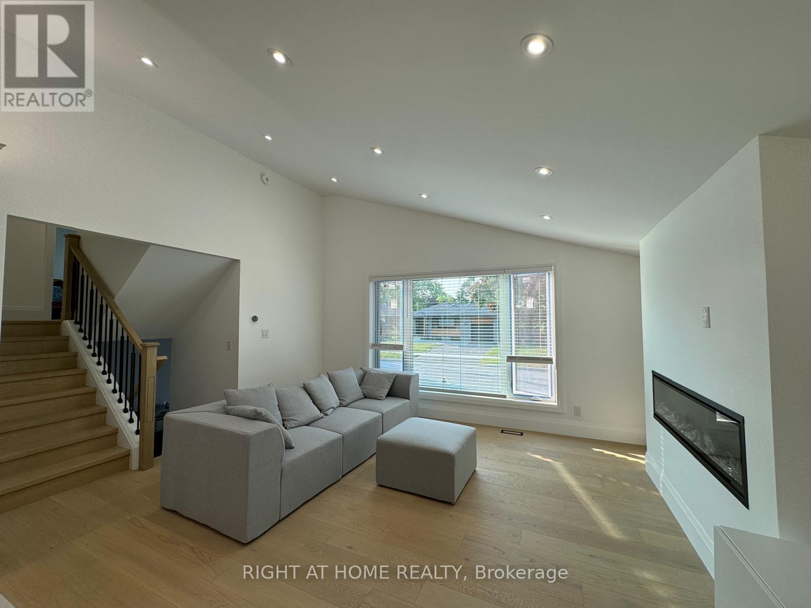 52 Sedgebrook Crescent, Toronto, Ontario  M9B 2X4 - Photo 2 - W13440728