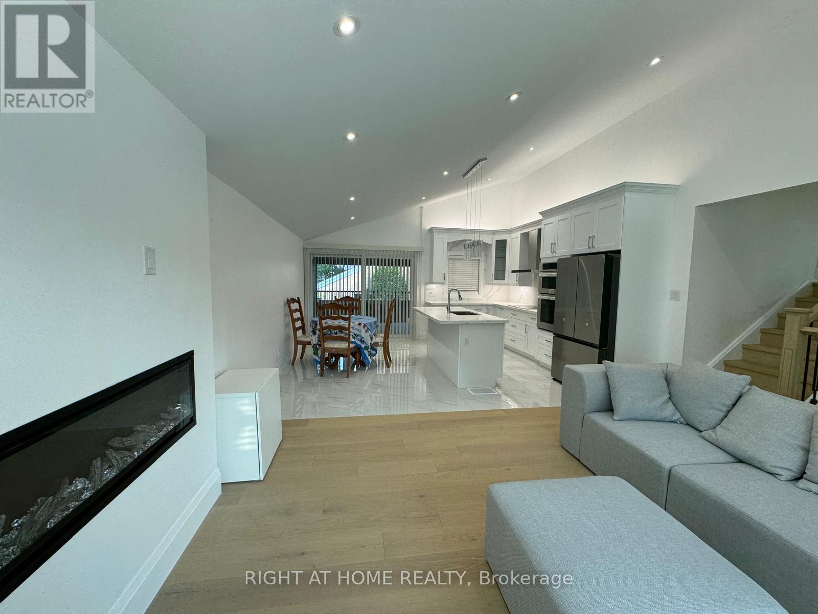 52 Sedgebrook Crescent, Toronto, Ontario  M9B 2X4 - Photo 4 - W13440728