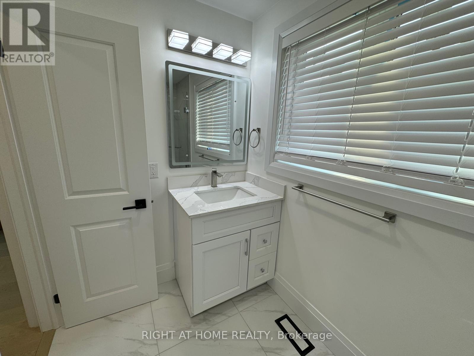52 Sedgebrook Crescent, Toronto, Ontario  M9B 2X4 - Photo 7 - W13440728