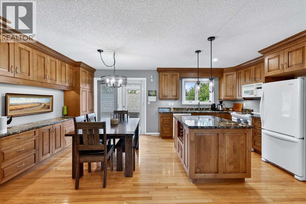 10640 Oakmoor Way Sw, Calgary, Alberta  T2W 2H8 - Photo 13 - A2317861