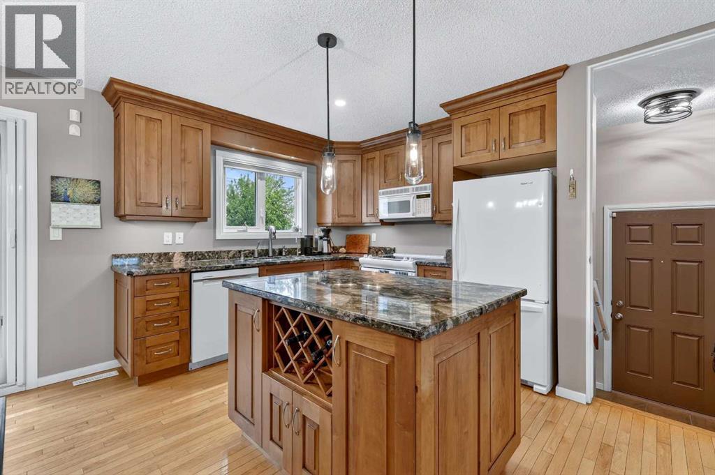 10640 Oakmoor Way Sw, Calgary, Alberta  T2W 2H8 - Photo 2 - A2317861