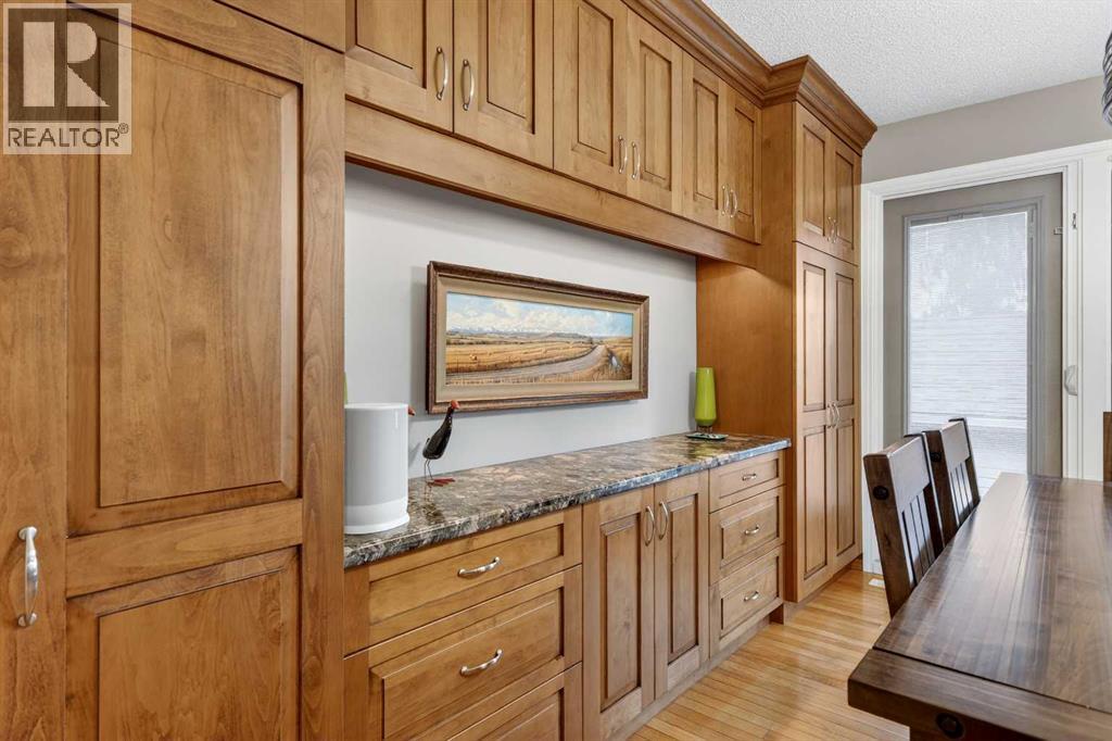 10640 Oakmoor Way Sw, Calgary, Alberta  T2W 2H8 - Photo 11 - A2317861