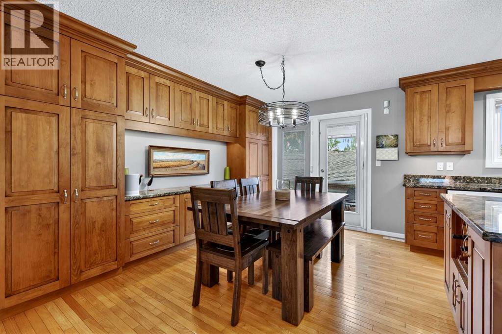 10640 Oakmoor Way Sw, Calgary, Alberta  T2W 2H8 - Photo 10 - A2317861