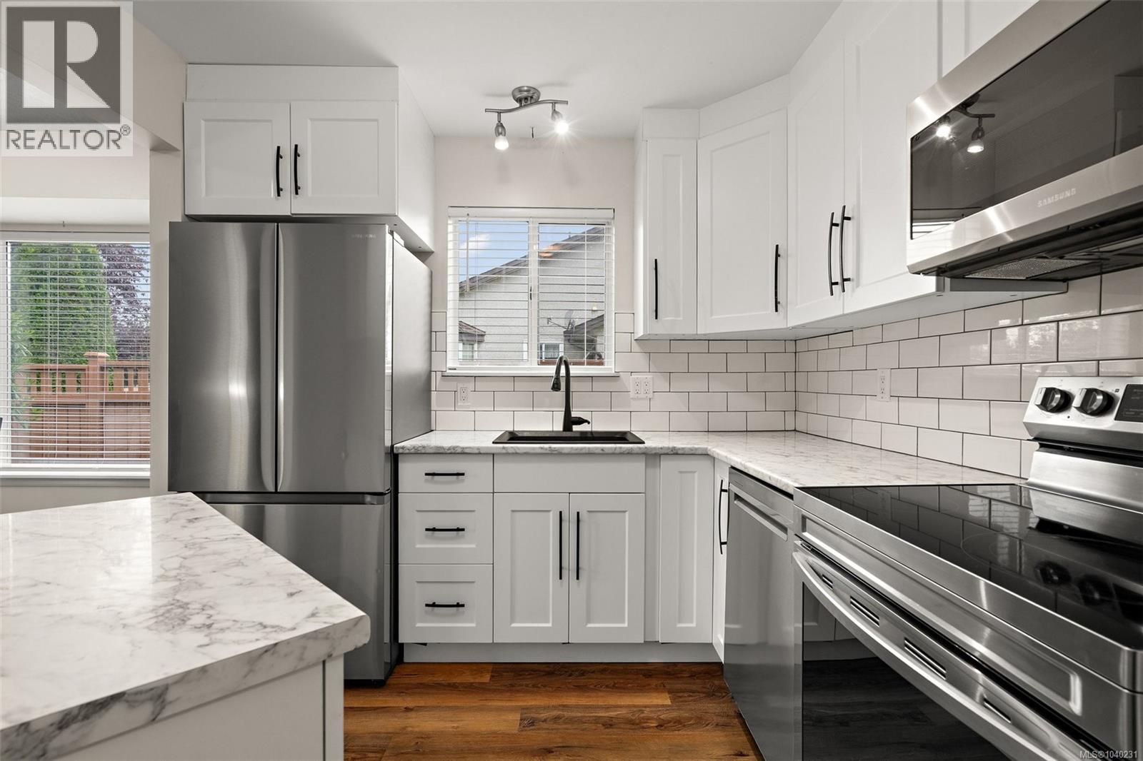 52 2070 Amelia Ave, Sidney, British Columbia  V8L 4X6 - Photo 2 - 1040231