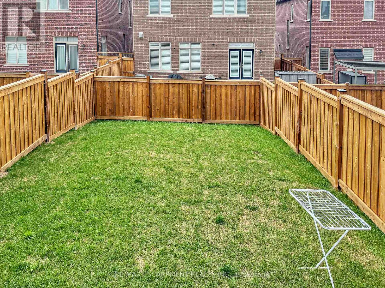 104 Settlers Road E, Oakville, Ontario L6H 7W5 - Photo 2 - W13440748