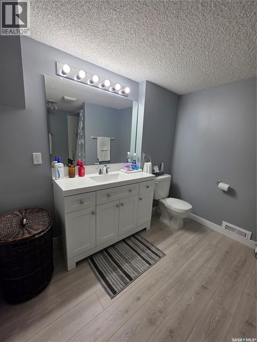 705 Sun Valley Drive, Estevan, Saskatchewan  S4A 2R1 - Photo 36 - SK039324