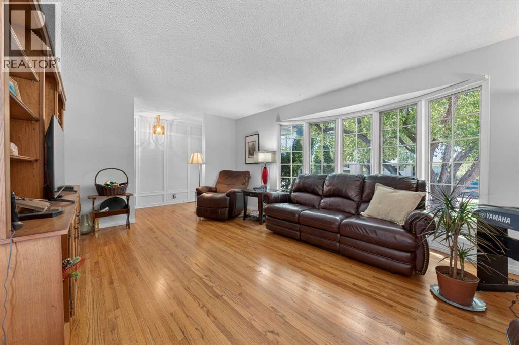 740 Hunterston Crescent Nw, Calgary, Alberta  T2K 4N2 - Photo 4 - A2312853
