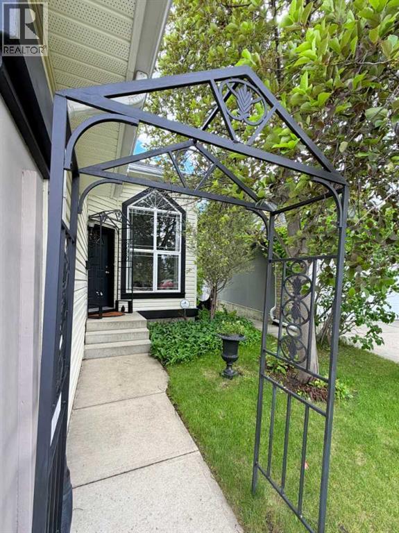 132 Somercrest Close Sw, Calgary, Alberta  T2Y 3H8 - Photo 3 - A2310237