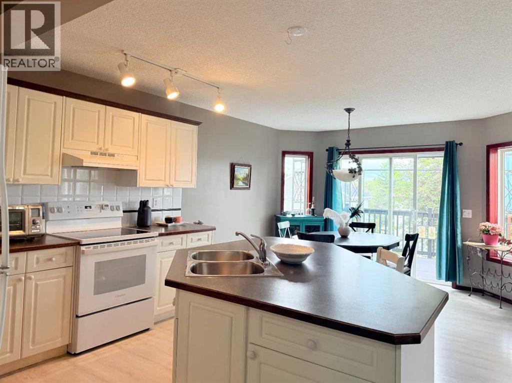 132 Somercrest Close Sw, Calgary, Alberta  T2Y 3H8 - Photo 9 - A2310237