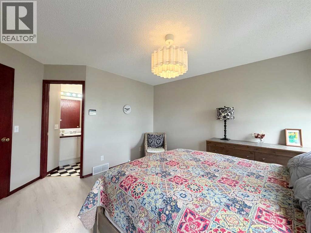 132 Somercrest Close Sw, Calgary, Alberta  T2Y 3H8 - Photo 14 - A2310237