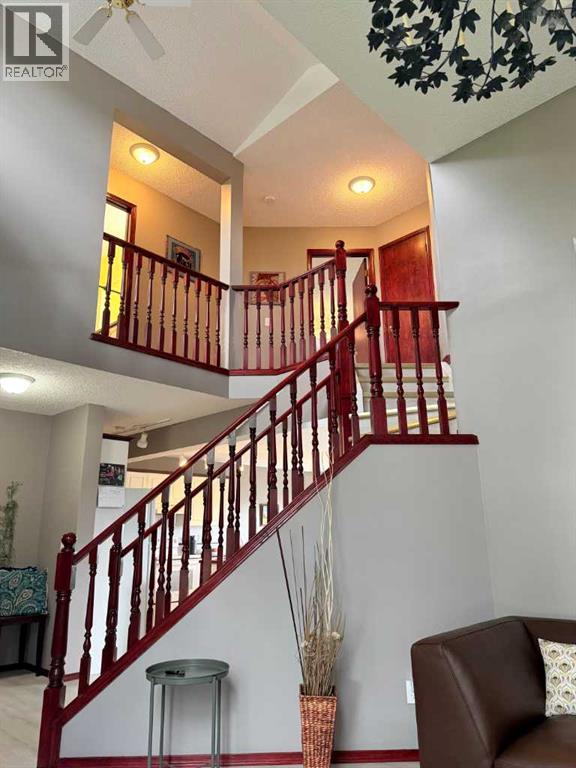 132 Somercrest Close Sw, Calgary, Alberta  T2Y 3H8 - Photo 6 - A2310237