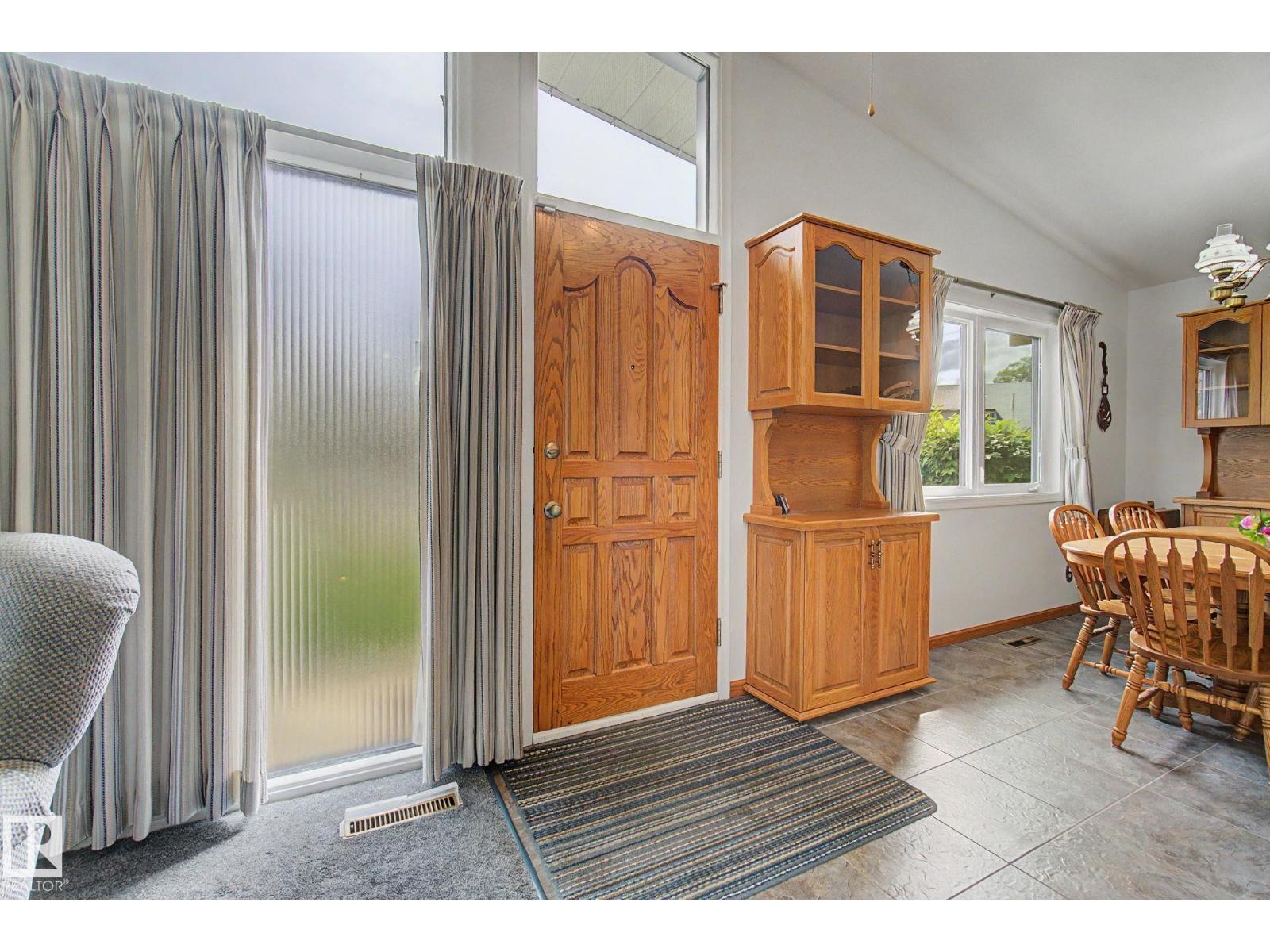 8706 162 St NW, Edmonton, Alberta  T5R 2M1 - Photo 4 - E4493576