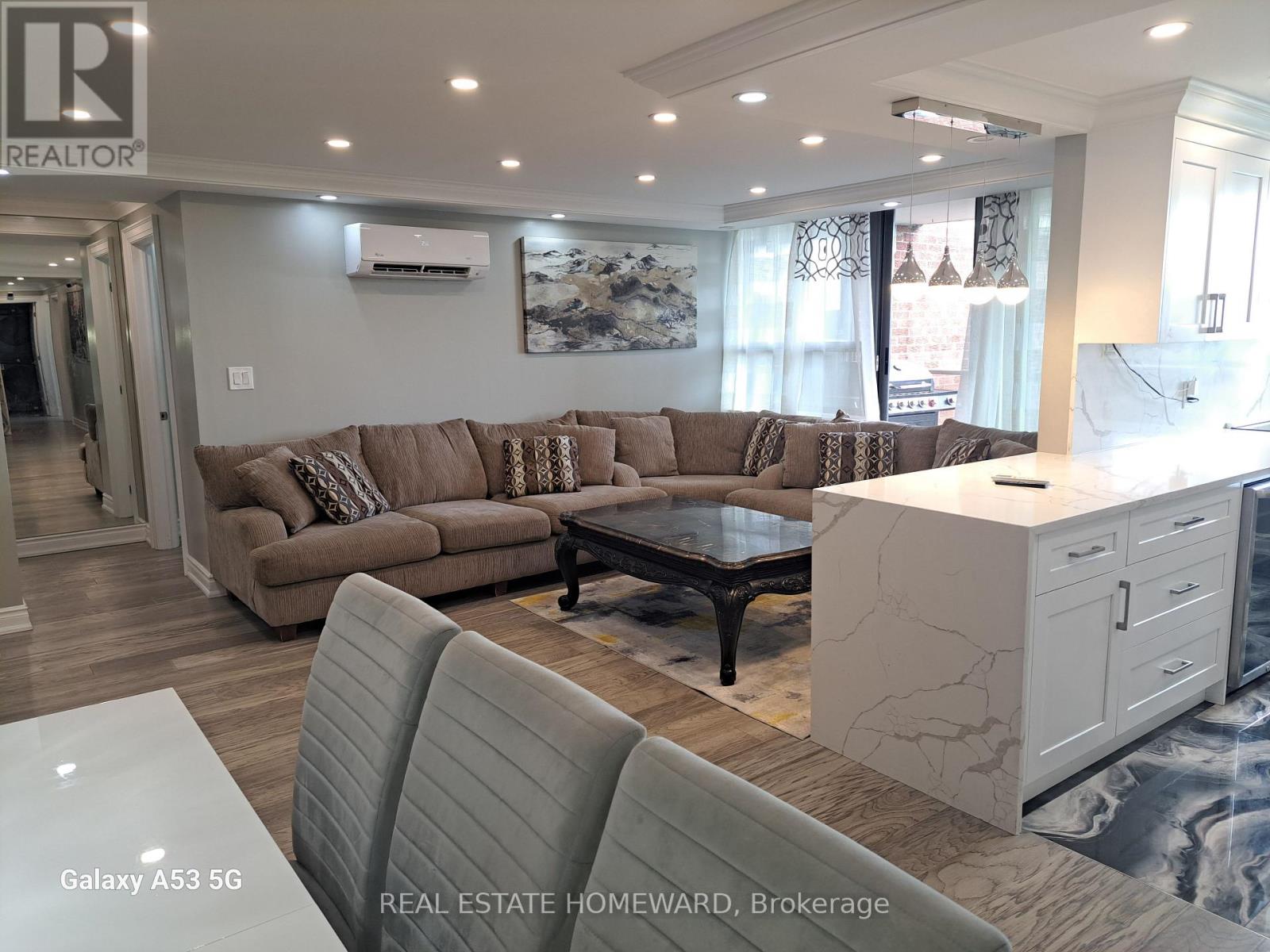 <div class="slider-price">$699,888</div><p>100 Wingarden Court, Toronto, Ontario</p>